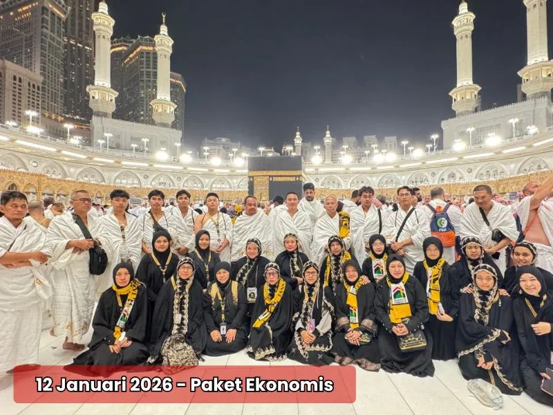 Jamaah umroh Jannah Firdaus Travel di depan Ka'bah